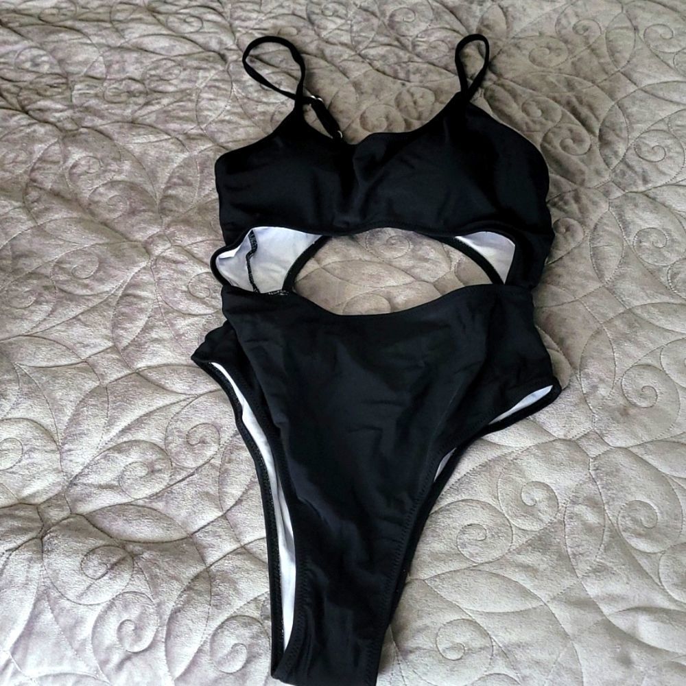 BOUTIQUE SEXY ONE PIECE BLACK CUT OUT SWIMSUIT